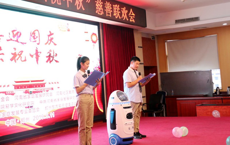 志(zhì)願者八中學生(shēng)李蘇傲琪、黃敬皓主持本次活動
