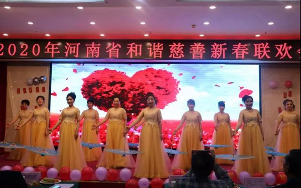 盈科五行和藝術(shù)團模特走秀《秋夢》